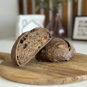 Tartine bread with red malt, dried apricots and cranberries photo 4